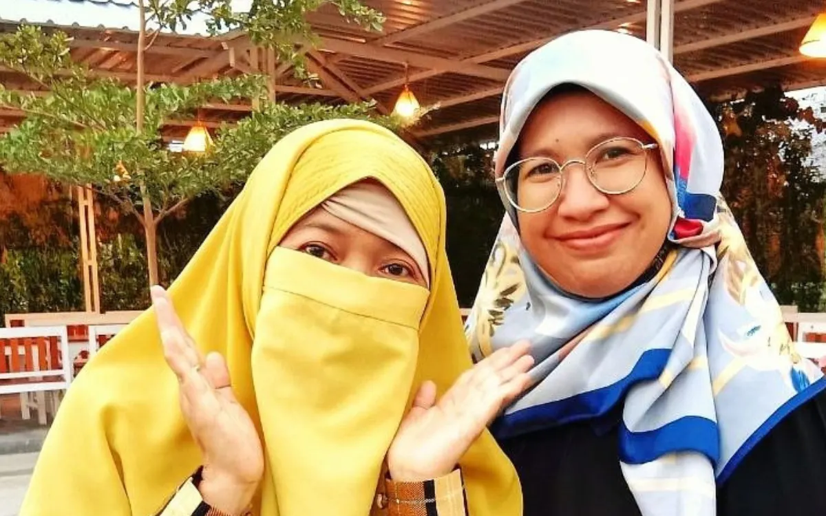 Bunda Sari dan Kak Kiki, mentor Brownies Batik Branti